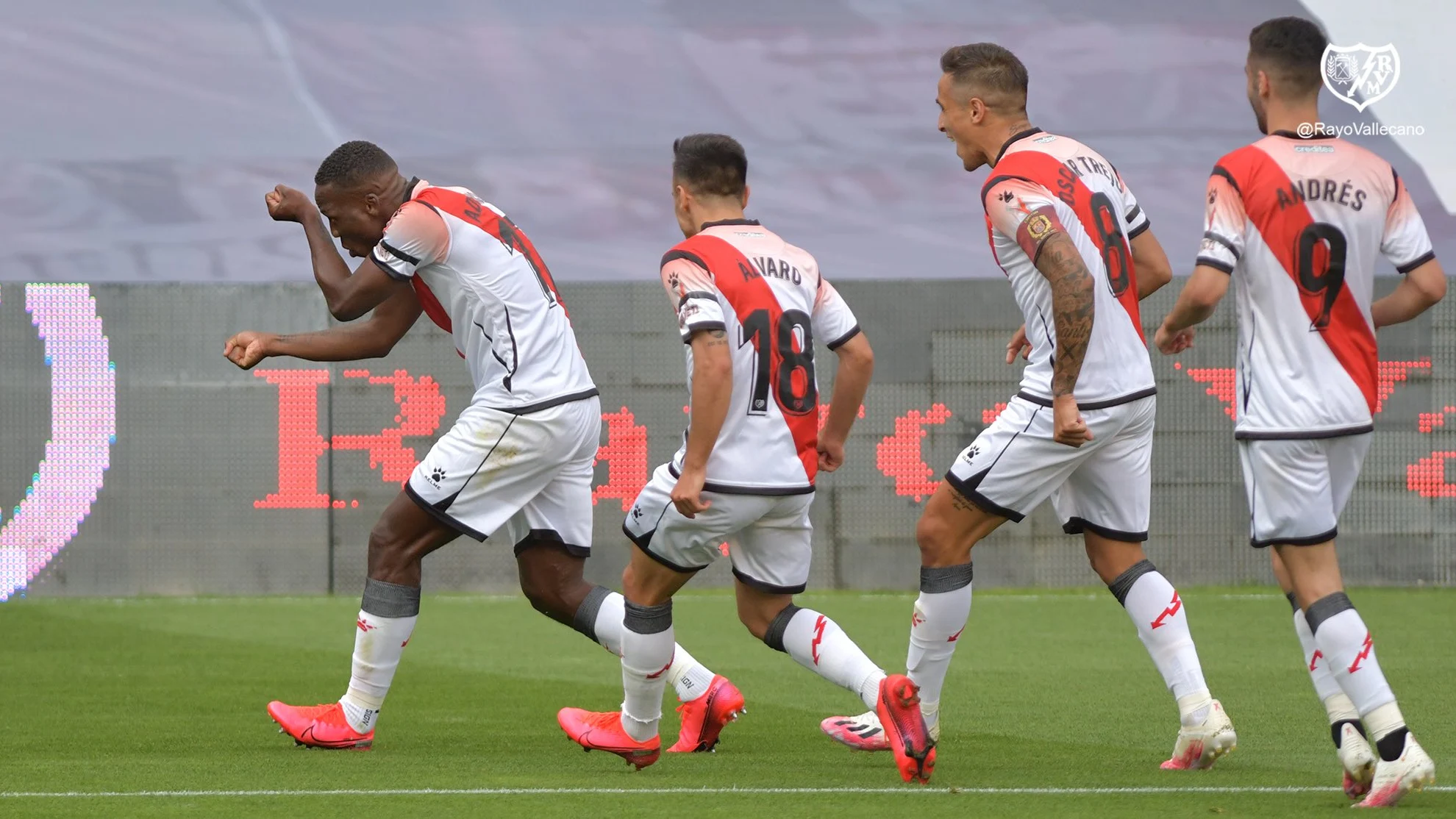 Advíncula celebra su gol besándose la piel