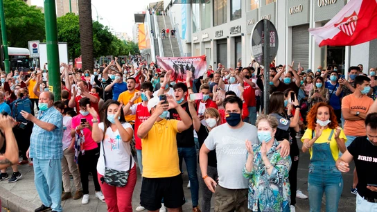 Aficionados del Sevilla en la previa del derbi. Aficionados del Sevilla en la previa del derbi.