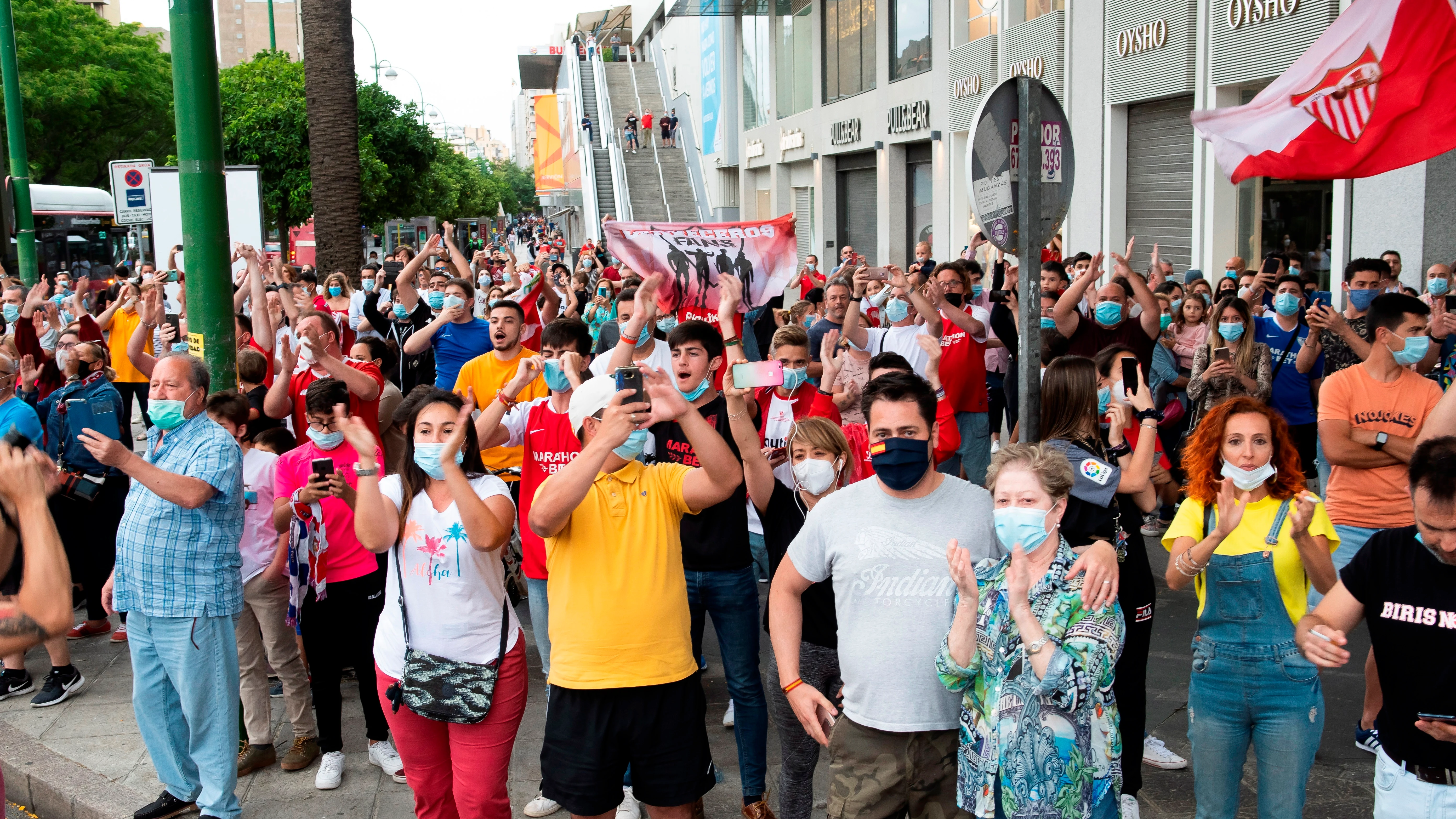 Aficionados del Sevilla en la previa del derbi.