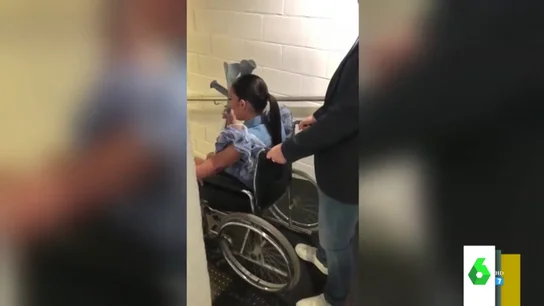 La 'pillada' de Zapeando a Dani Mateo 'lanzando' a Lorena Castell en silla de ruedas por una rampa del plató La 'pillada' de Zapeando a Dani Mateo 'lanzando' a Lorena Castell en silla de ruedas por una rampa del plató