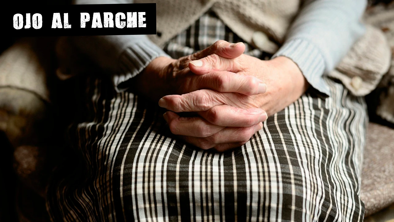 Manos de una anciana Manos de una anciana