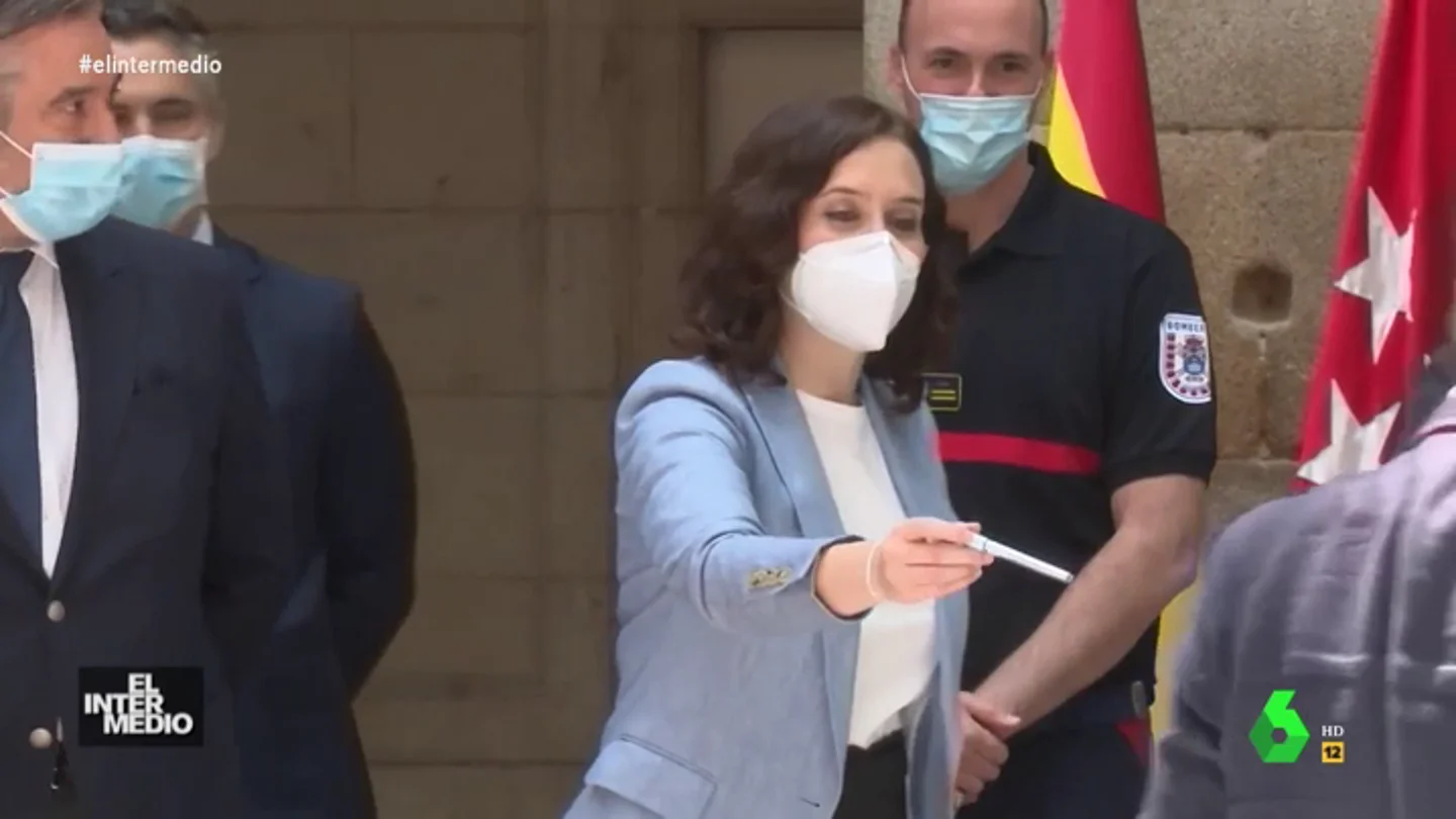 Vídeo manipulado - Isabel Díaz Ayuso intenta hacer amigos regalando bolis en un acto público Vídeo manipulado - Isabel Díaz Ayuso intenta hacer amigos regalando bolis en un acto público
