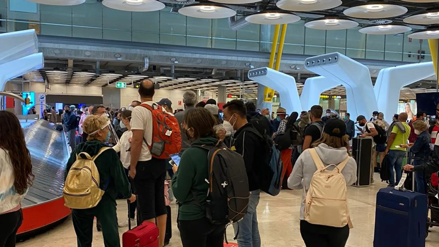 Colas de hasta tres horas en el Aeropuerto de Barajas para los pasajeros que acaban de aterrizar Colas de hasta tres horas en el Aeropuerto de Barajas para los pasajeros que acaban de aterrizar