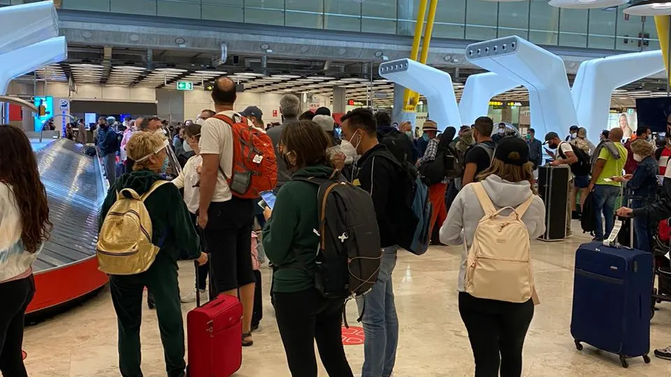 Colas de hasta tres horas en el Aeropuerto de Barajas para los pasajeros que acaban de aterrizar