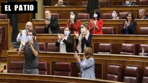 Varios diputados aplauden durante la sesión El Muro