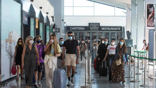 Varias personas transitan la estación ferroviaria de Granada Varias personas transitan la estación ferroviaria de Granada
