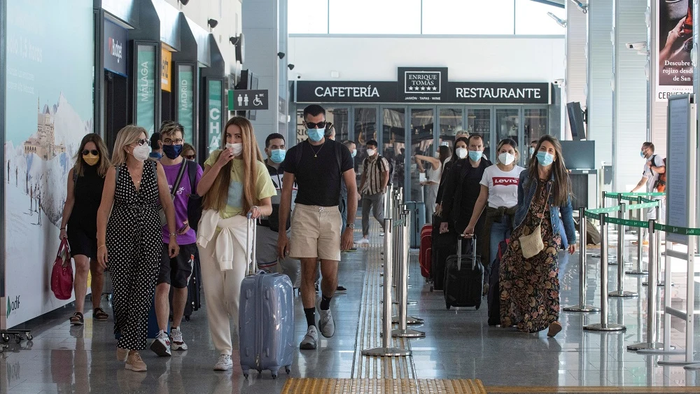 Varias personas transitan la estación ferroviaria de Granada