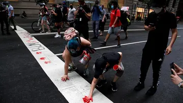 Los manifestantes marcan con pintura roja las calles de Nueva York