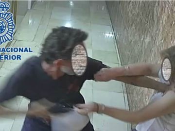 Imagen del momento del asalto, captada pro las cámaras de seguridad Imagen del momento del asalto, captada pro las cámaras de seguridad