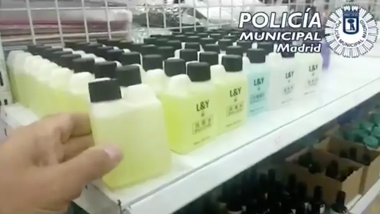 Denuncia a una peluquería de Usera tras comprar una crema que le quemó los párpados