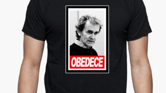 Camiseta de Fernando Simón con la palabra 'obedece' Camiseta de Fernando Simón con la palabra 'obedece'