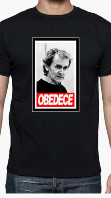 Camiseta de Fernando Simón con la palabra 'obedece'