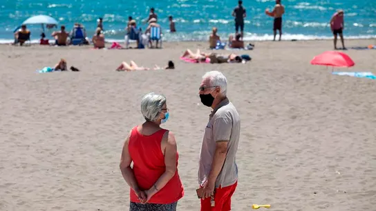 Personas con mascarilla en una playa Personas con mascarilla en una playa (Archivo)