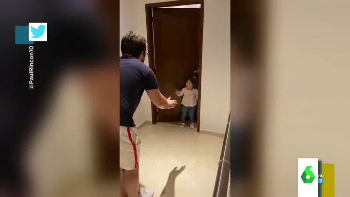 El enfado viral de una niña con su padre por querer besarla al llegar de la calle: "¡No me puedes tocar, los besos desde lejos!"