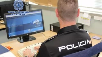 Imagen de archivo de un policía frente a un ordenador