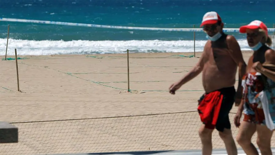 Señalización en la playa de Benidorm para parcelar la arena