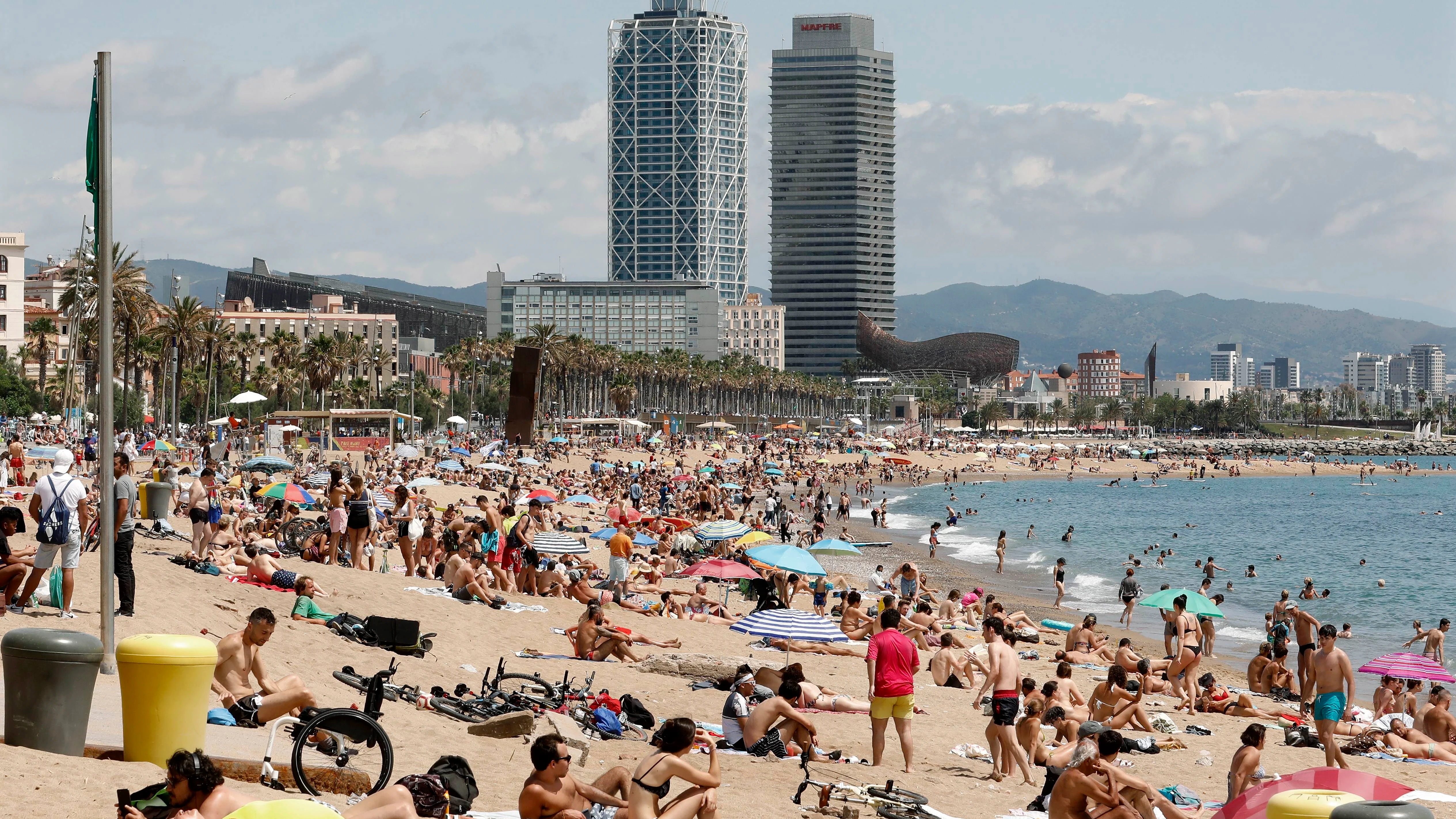 Aspecto de la playa de San Sebastiá, en Barcelona, este domingo