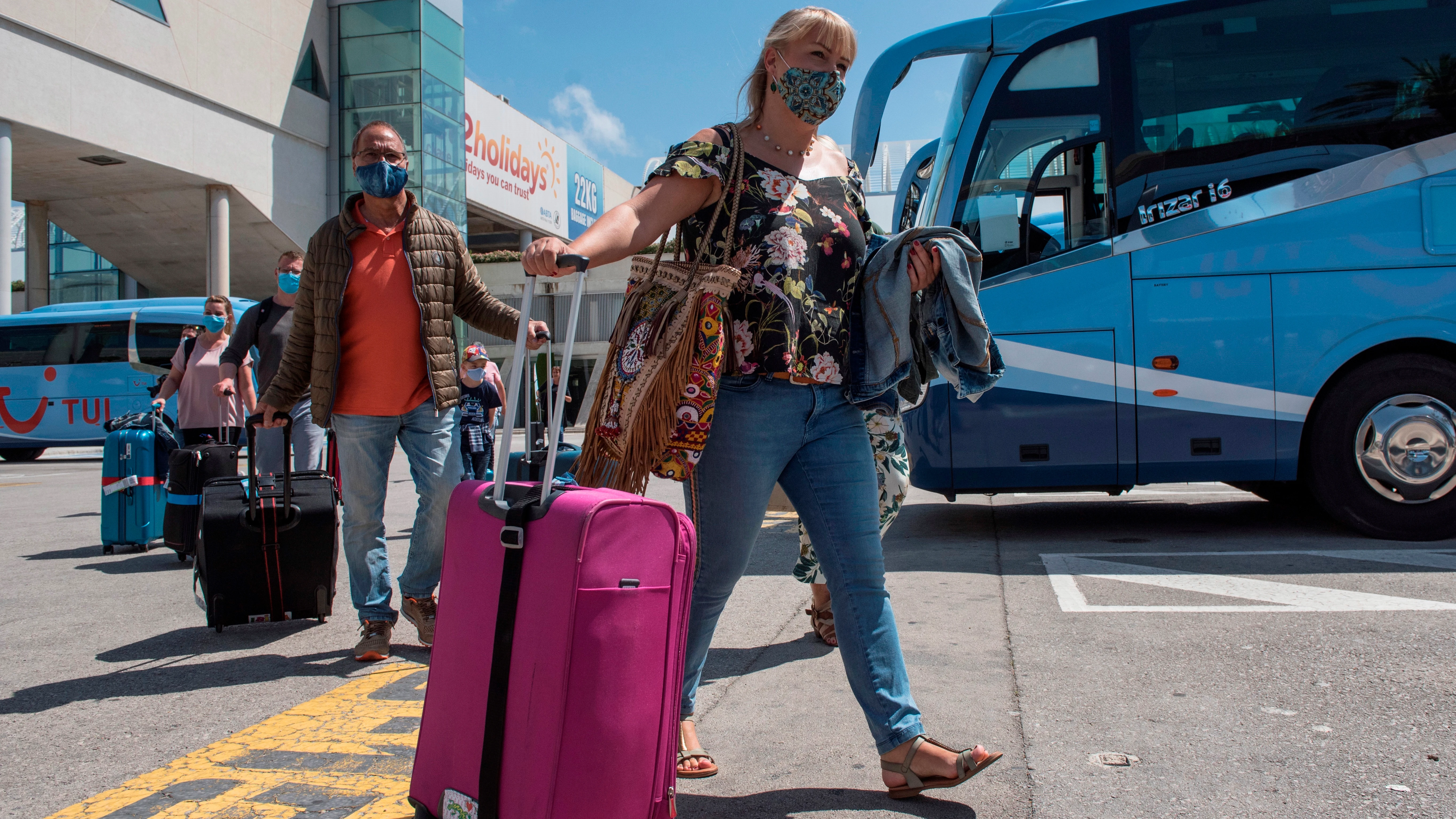 Una pareja de turistas alemanes a su llegada al aeropuerto de Palma el pasado 15 de junio