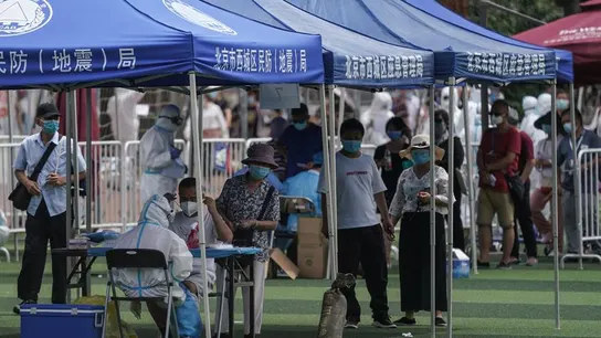 Residentes o gente que visitó el mercado de Xinfadi hacen cola para hacerse el test de coronavirus en el pabellón deportivo de Guang'an en Pekín. Residentes o gente que visitó el mercado de Xinfadi hacen cola para hacerse el test de coronavirus en el pabellón deportivo de Guang'an en Pekín.
