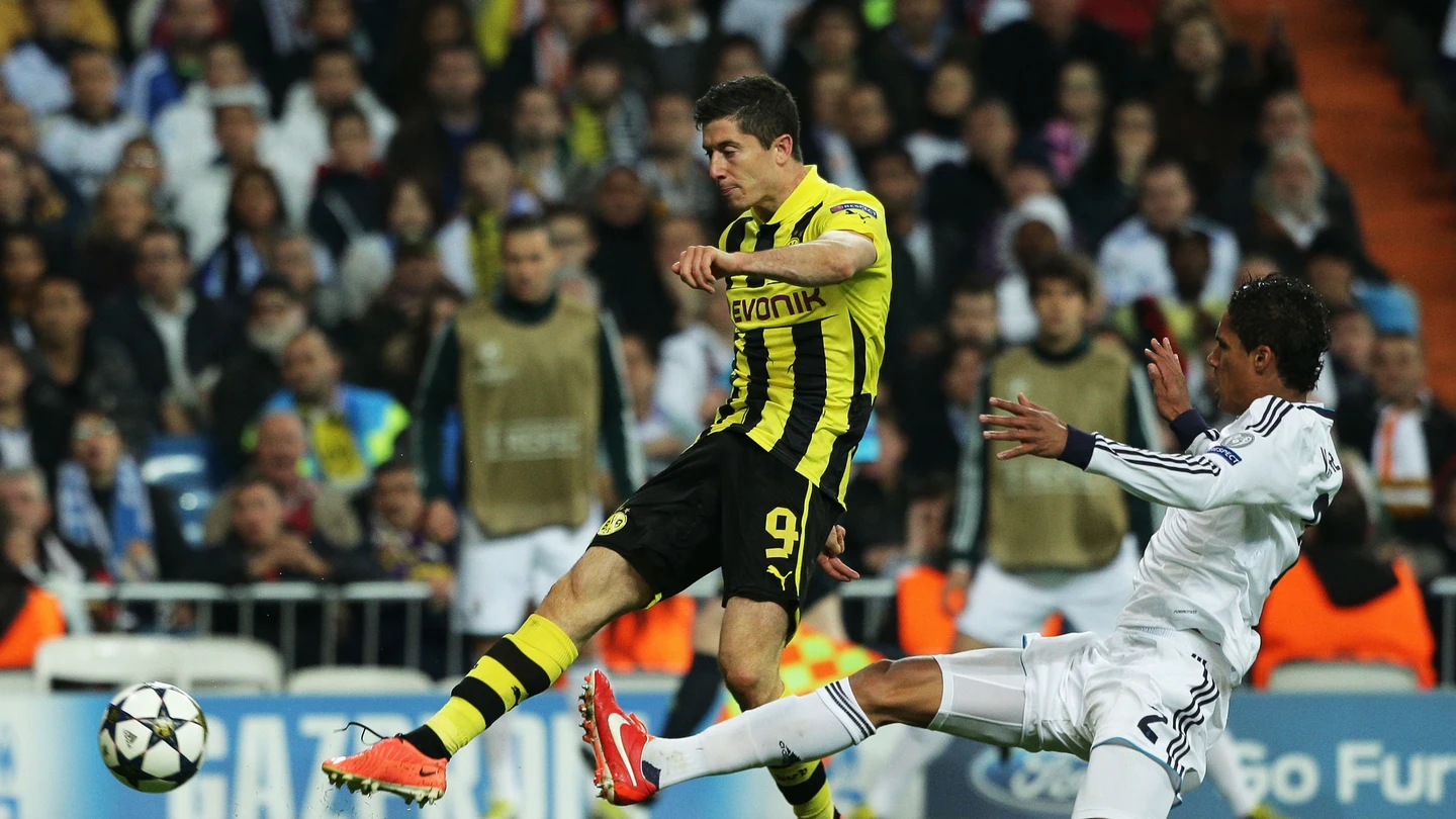 Robert Lewandowski y Raphael Varane Robert Lewandowski y Raphael Varane