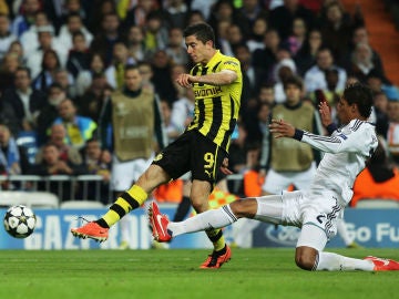 Robert Lewandowski y Raphael Varane Robert Lewandowski y Raphael Varane
