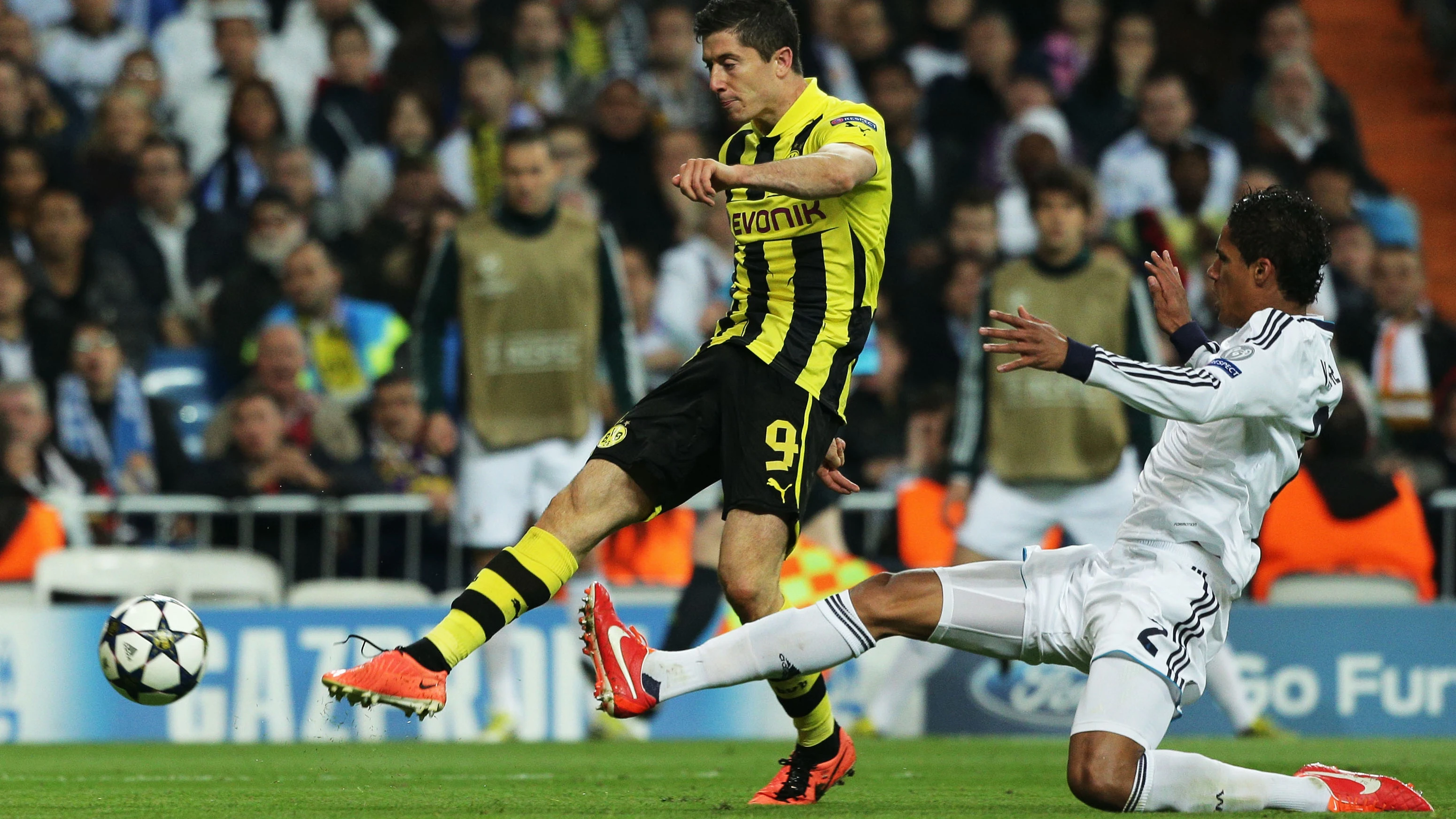 Robert Lewandowski y Raphael Varane