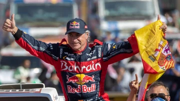 Carlos Sainz, tras su última victoria en el Dakar