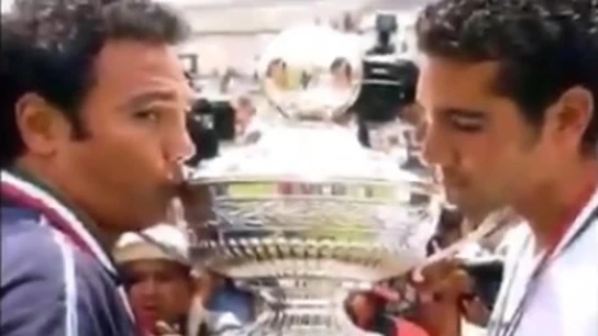 Hugo Sánchez junto a su hijo. Hugo Sánchez junto a su hijo.