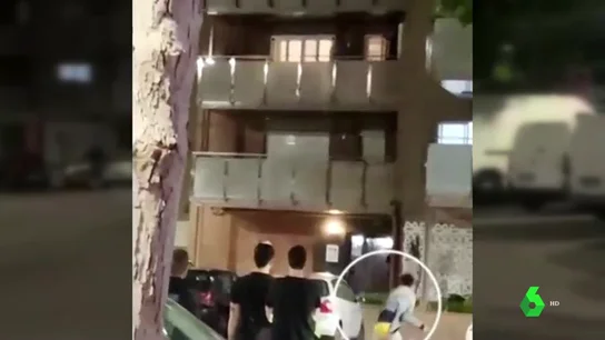 Medio centenar de vecinos intentan linchar a varios jóvenes migrantes en Premià de Mar, Barcelona Medio centenar de vecinos intentan linchar a varios jóvenes migrantes en Premià de Mar, Barcelona