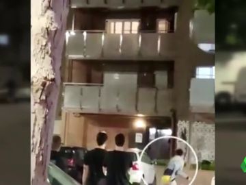 Medio centenar de vecinos intentan linchar a varios jóvenes migrantes en Premià de Mar, Barcelona Medio centenar de vecinos intentan linchar a varios jóvenes migrantes en Premià de Mar, Barcelona