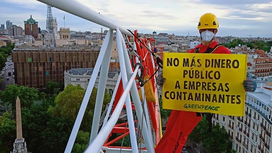 Vista de la pancarta desplegada por Greenpeace en la Plaza de Neptuno, en Madrid, para exigir que no se destine más dinero público a empresas contaminantes Greenpeace