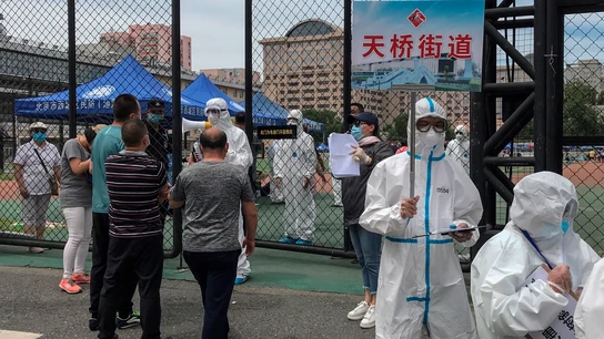 Imagen de archivo de varios sanitarios chinos protegidos con EPIs durante la pandemia de coronavirus Imagen de archivo de varios sanitarios chinos protegidos con EPIs durante la pandemia de coronavirus