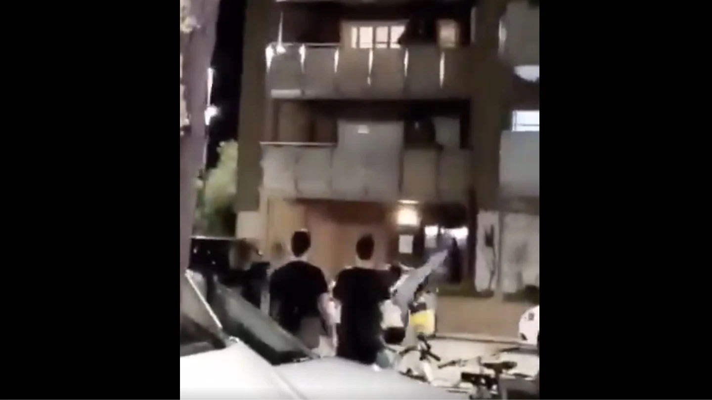 Fragemento del vídeo del ataque producido en la noche del domingo en Premià del Mar Fragemento del vídeo del ataque producido en la noche del domingo en Premià del Mar