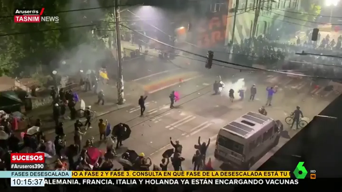 Un policía dispara un proyectil en el pecho de una mujer en Seattle durante las protestas Un policía dispara un proyectil en el pecho de una mujer en Seattle durante las protestas