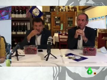Matteo Salvini, en el foco de la polémica por comer cerezas en una rueda de prensa mientras habla de la muerte de tres bebés Matteo Salvini, en el foco de la polémica por comer cerezas en una rueda de prensa mientras habla de la muerte de tres bebés