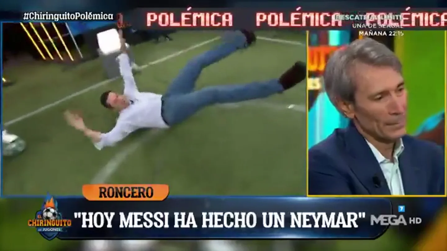 Tomás Roncero imita a Leo Messi y se tira en el suelo del plató de 'El Chiringuito' Tomás Roncero imita a Leo Messi y se tira en el suelo del plató de 'El Chiringuito'