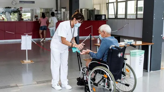 Una trabajadora del Hospital Mateu Orfila de Mahón, Menorca, realiza un control térmico Una trabajadora del Hospital Mateu Orfila de Mahón, Menorca, realiza un control térmico