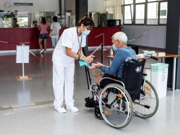 Una trabajadora del Hospital Mateu Orfila de Mahón, Menorca, realiza un control térmico Una trabajadora del Hospital Mateu Orfila de Mahón, Menorca, realiza un control térmico