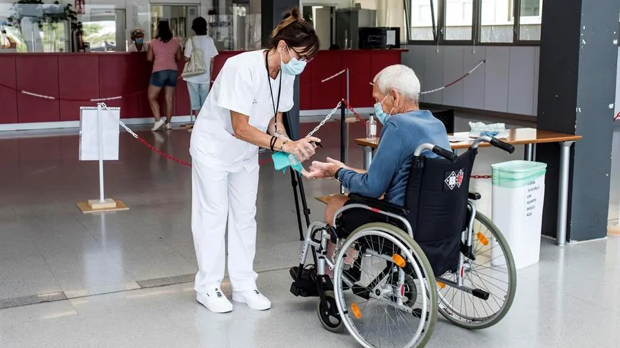 Una trabajadora del Hospital Mateu Orfila de Mahón, Menorca, realiza un control térmico