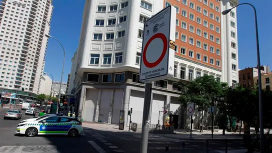 Un cartel de Madrid Central en Plaza España. Un cartel de Madrid Central en Plaza España.