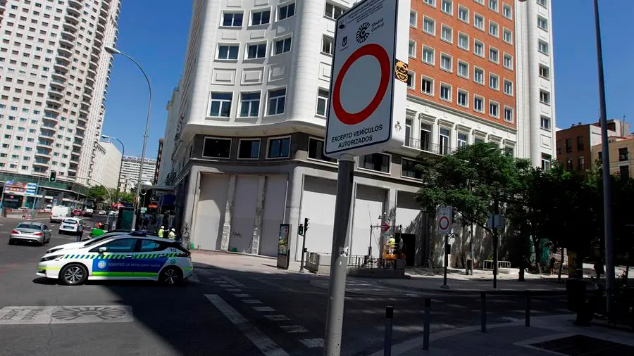 Un cartel de Madrid Central en Plaza España.