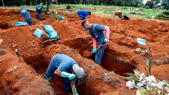 Sepultureros del cementerio de Vila Formosa, el más grande de América Latina, abren nuevas fosas este lunes para realizar más entierros dada la pandemia COVID-19, en Sao Paulo (Brasil) Sepultureros del cementerio de Vila Formosa, el más grande de América Latina, abren nuevas fosas este lunes para realizar más entierros dada la pandemia COVID-19, en Sao Paulo (Brasil)