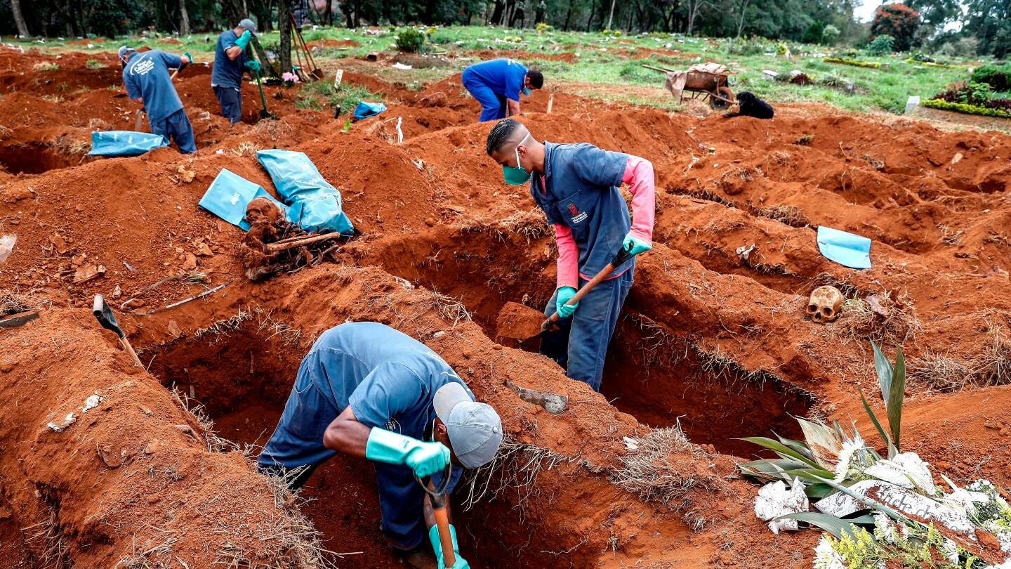Sepultureros del cementerio de Vila Formosa, el m&aacute;s grande de Am&eacute;rica Latina, abren nuevas fosas este lunes para realizar m&aacute;s entierros dada la pandemia COVID-19, en Sao Paulo (Brasil)