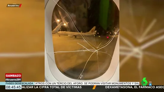 Una pasajera borracha obliga a hacer un aterrizaje de emergencia tras romper la ventanilla del avión Una pasajera borracha obliga a hacer un aterrizaje de emergencia tras romper la ventanilla del avión
