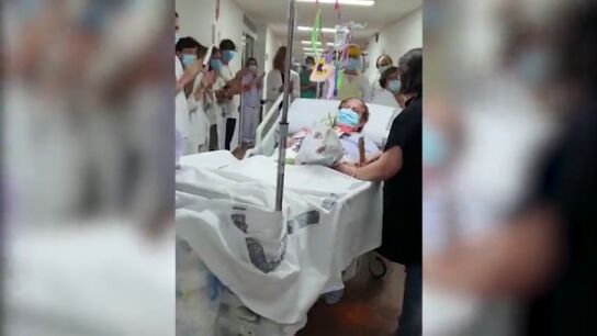 Una mujer de 64 a&ntilde;os sale de la UCI tras 92 d&iacute;as de ingreso por el coronavirus: "Gracias por el cari&ntilde;o y la profesionalidad"