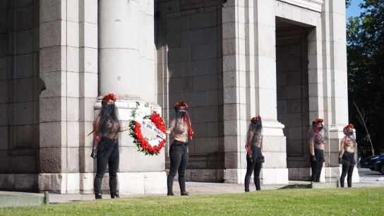 Acci&oacute;n de Femen en la puerta de Alcal&aacute; (Madrid) 