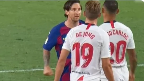 Leo Messi y Diego Carlos. Leo Messi y Diego Carlos.