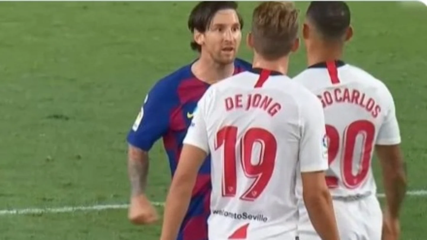 Leo Messi y Diego Carlos. Leo Messi y Diego Carlos.