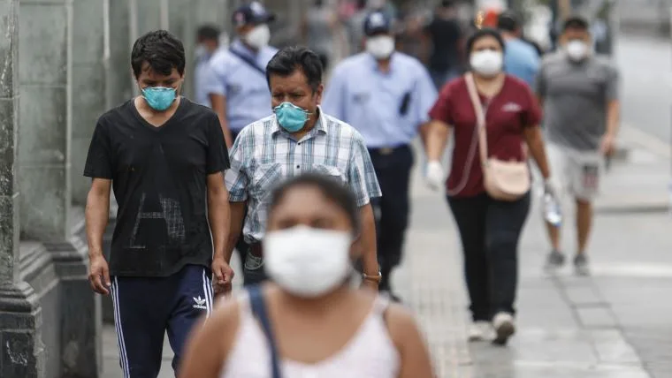 Peruanos paseando con mascarillas