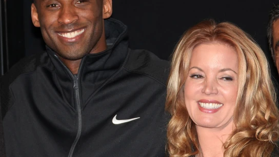 Kobe Bryant y Jeanie Buss Kobe Bryant y Jeanie Buss
